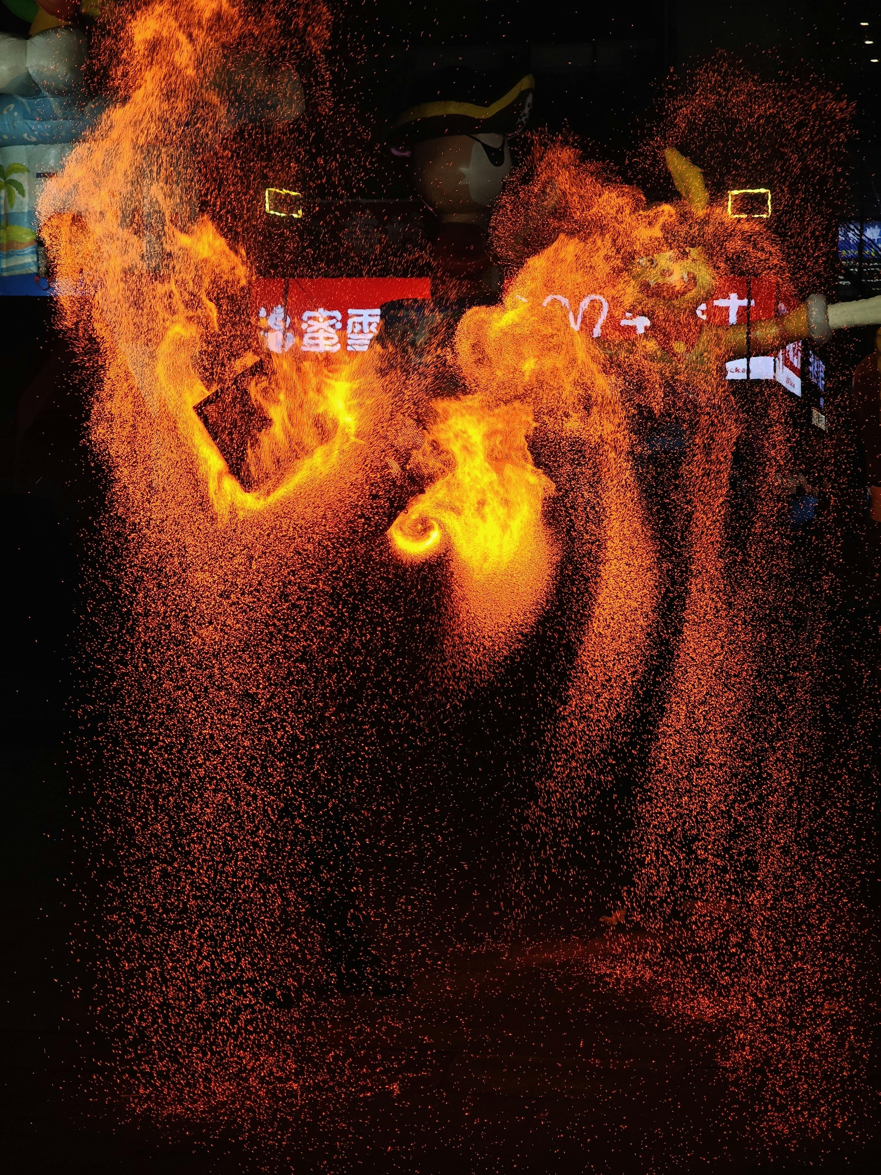 Ücretsiz Karanlık bir ortamda canlı ateşli girdaplar yaratan, dinamik hareketi yakalayan göz kamaştırıcı ateş sanatçısı. Stok Fotoğraflar