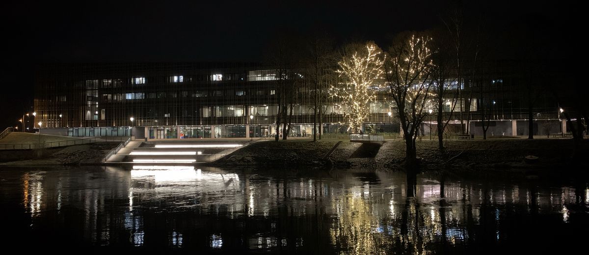 La ribera del río en Tartu, iluminada de noche