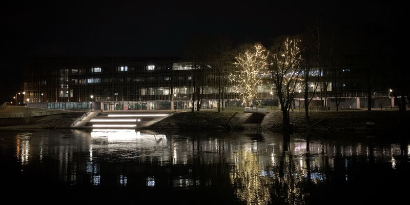 La ribera del río en Tartu, iluminada de noche