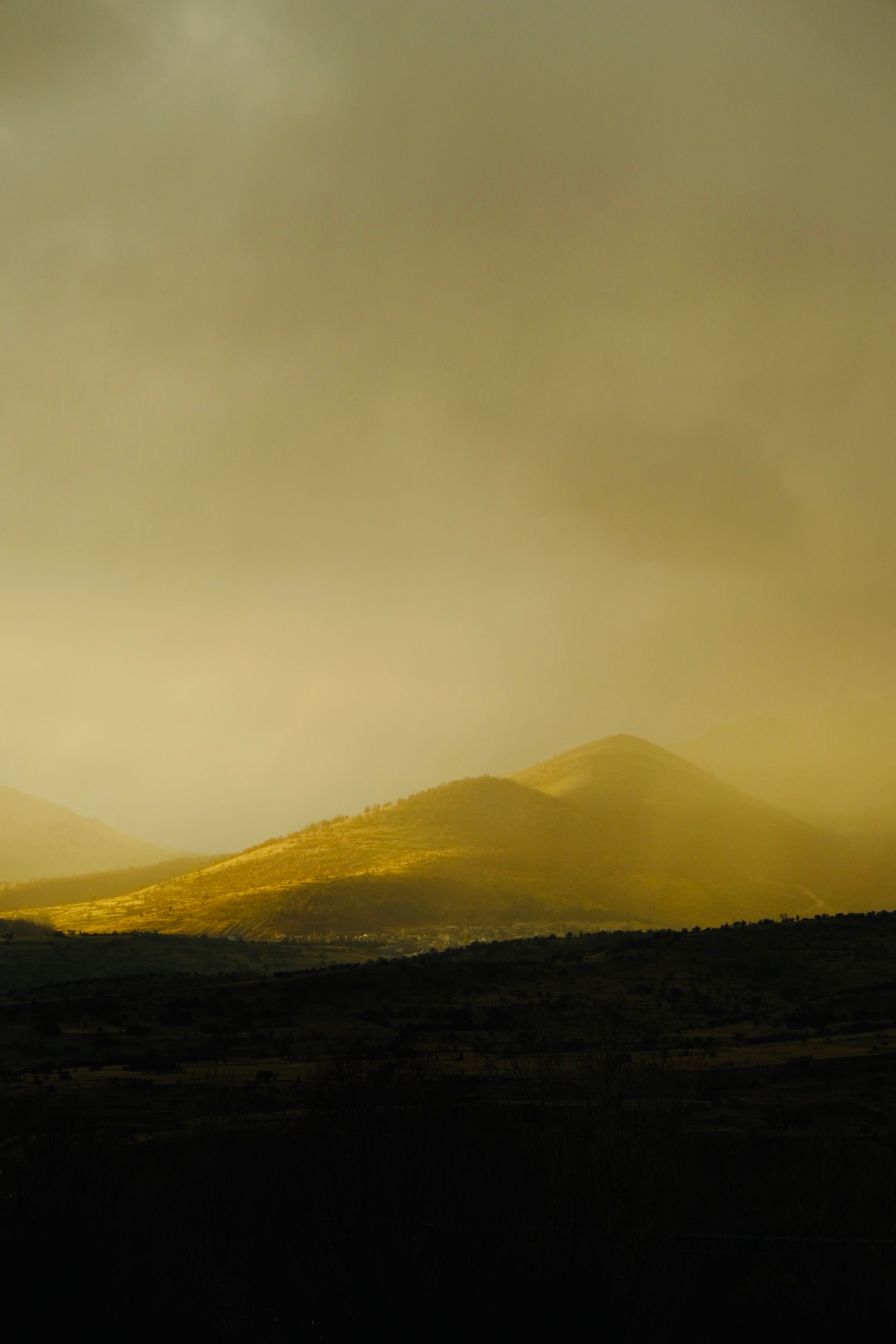 Luz suave entre las nubes en un paisaje contemplativo