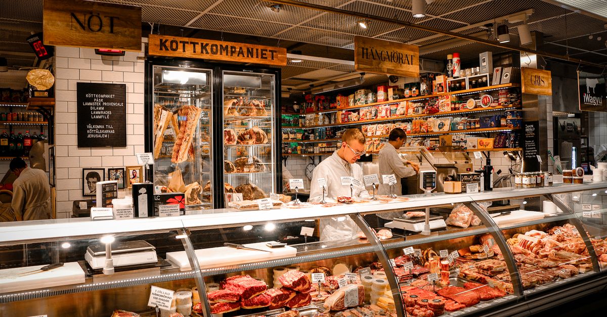 Banco di macelleria con carni e prodotti esposti