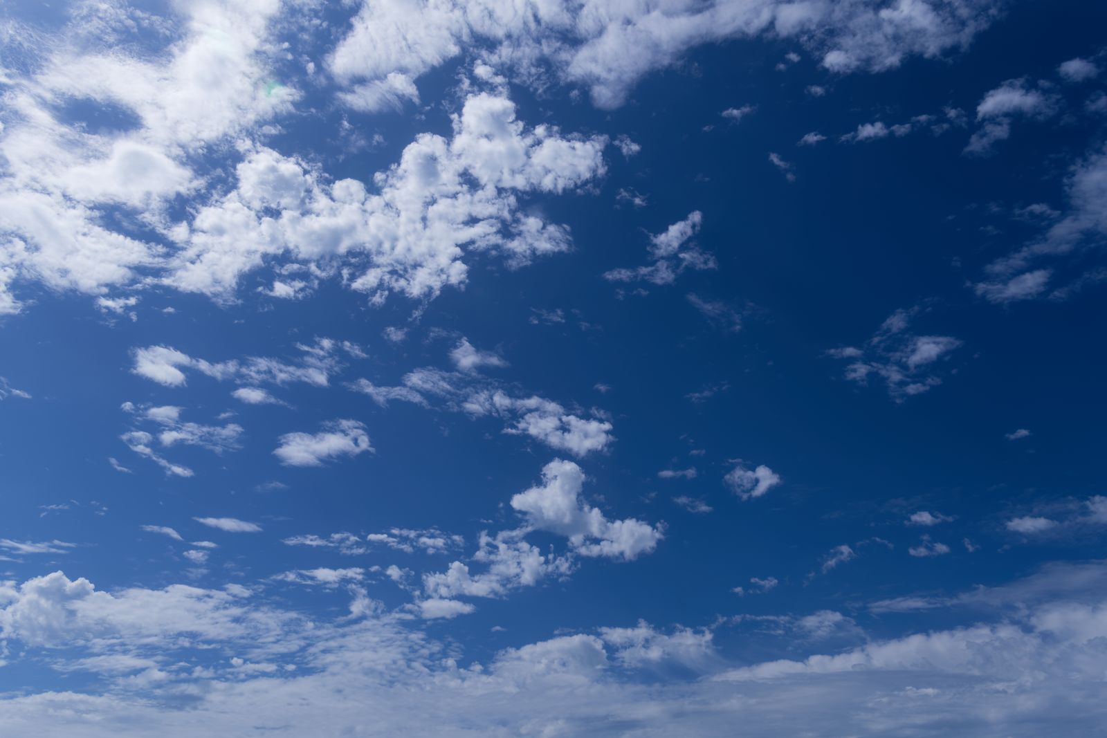 Cumulus blancs épars dans un ciel d'un bleu profond