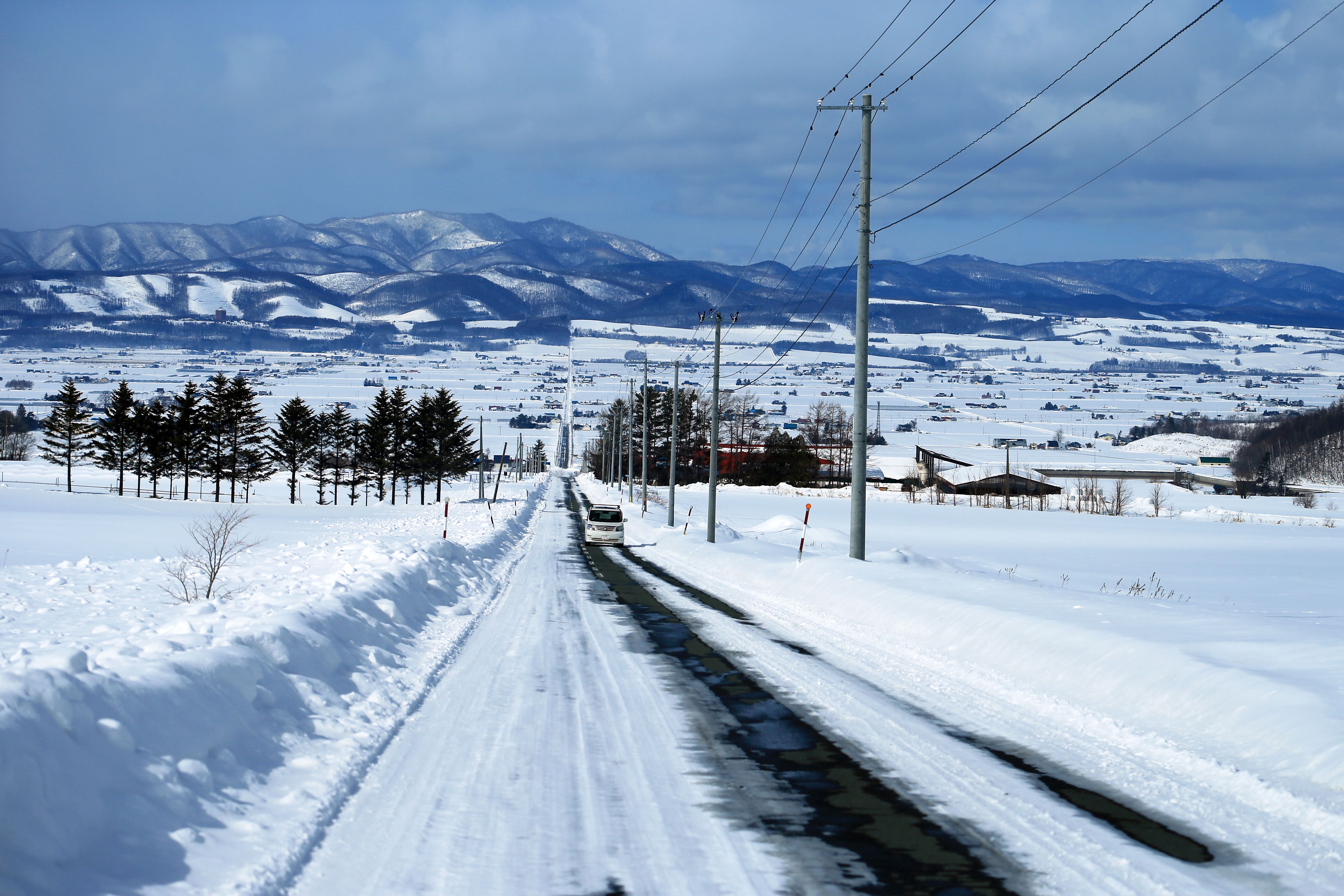 酒田の日帰り温泉めぐりで通る雪の田園道路のイメージ