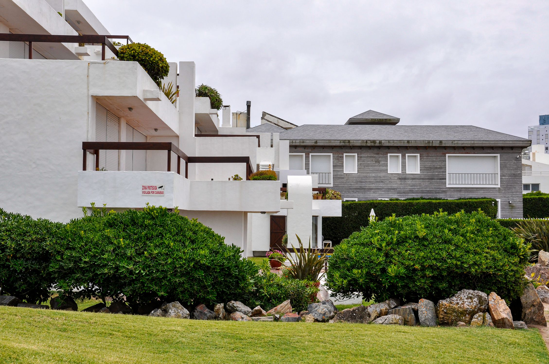 Contemporary building and lush garden in Punta del Este, Uruguay, showcasing urban design and greenery.