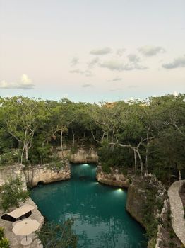 Cenote naturel dans la jungle du Yucatán