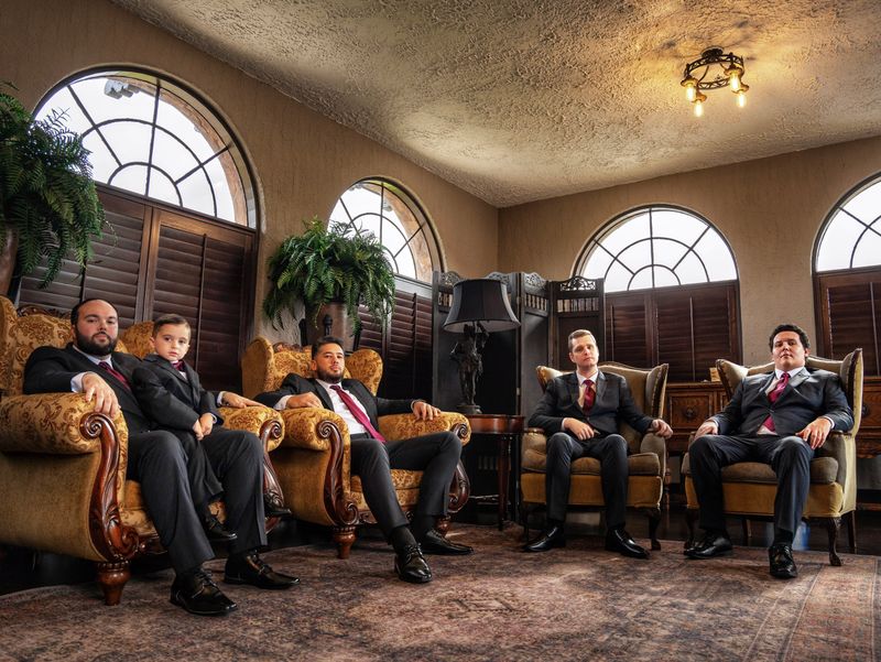 Réunion professionnelle dans un salon élégant