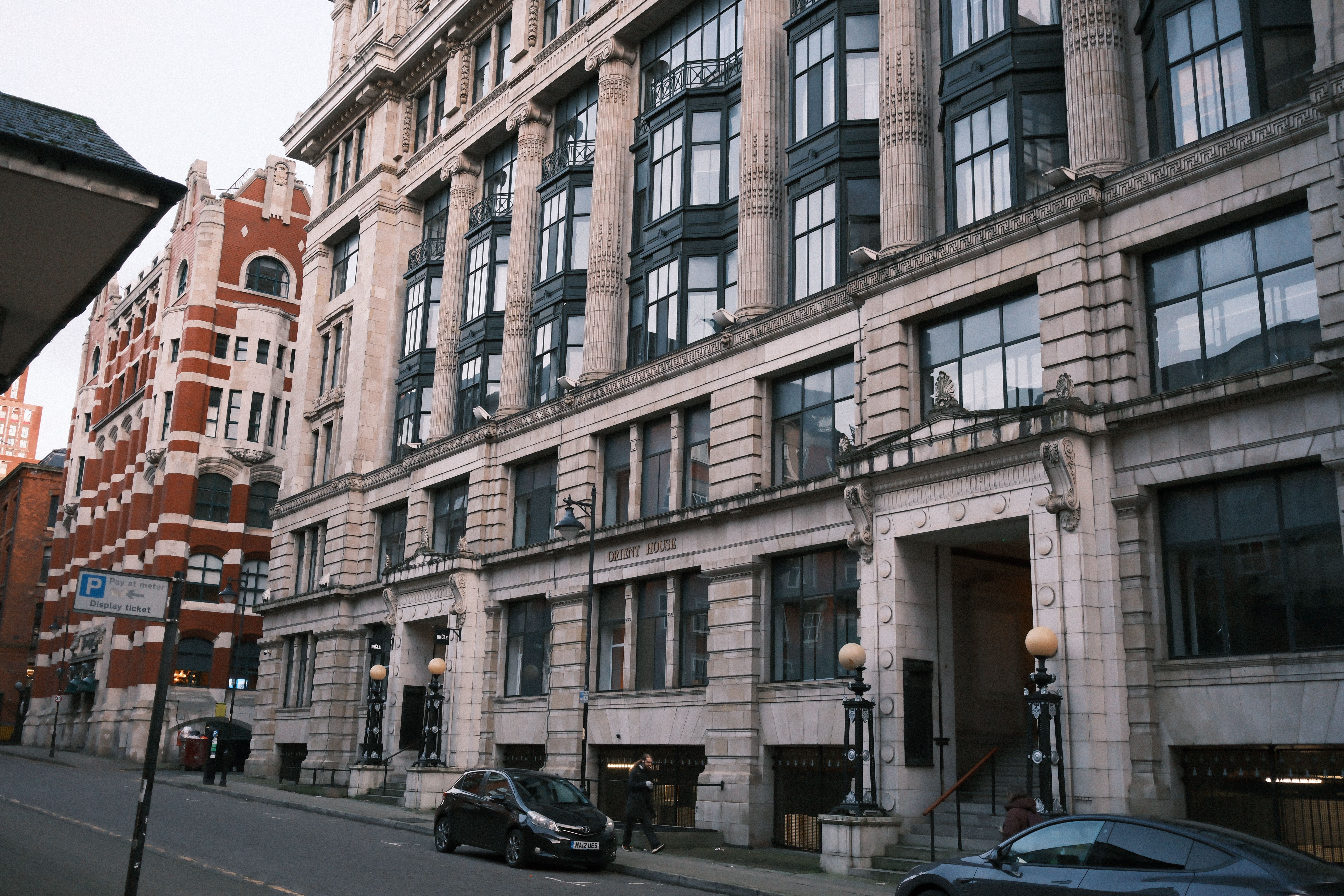 Urban Street Scene with Historic Architecture · Free Stock Photo