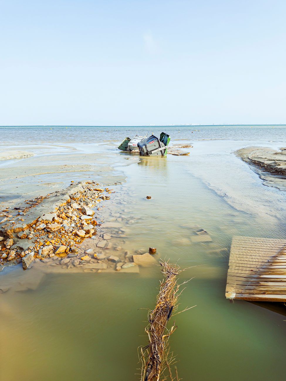 Puin- en erosie-effecten zichtbaar aan de kust van Santiago de la Ribera.