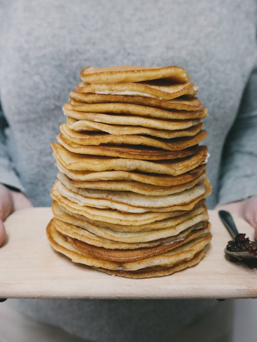 Person Holding Board Mit Pfannkuchen