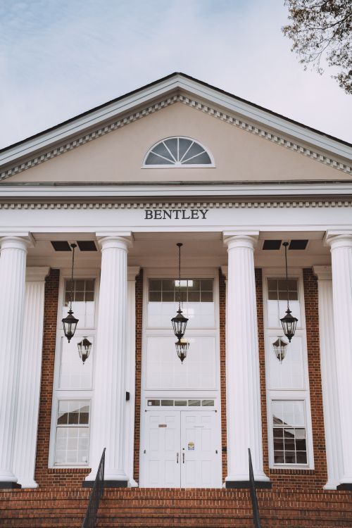 Colonial Revival Building with White Columns · Free Stock Photo