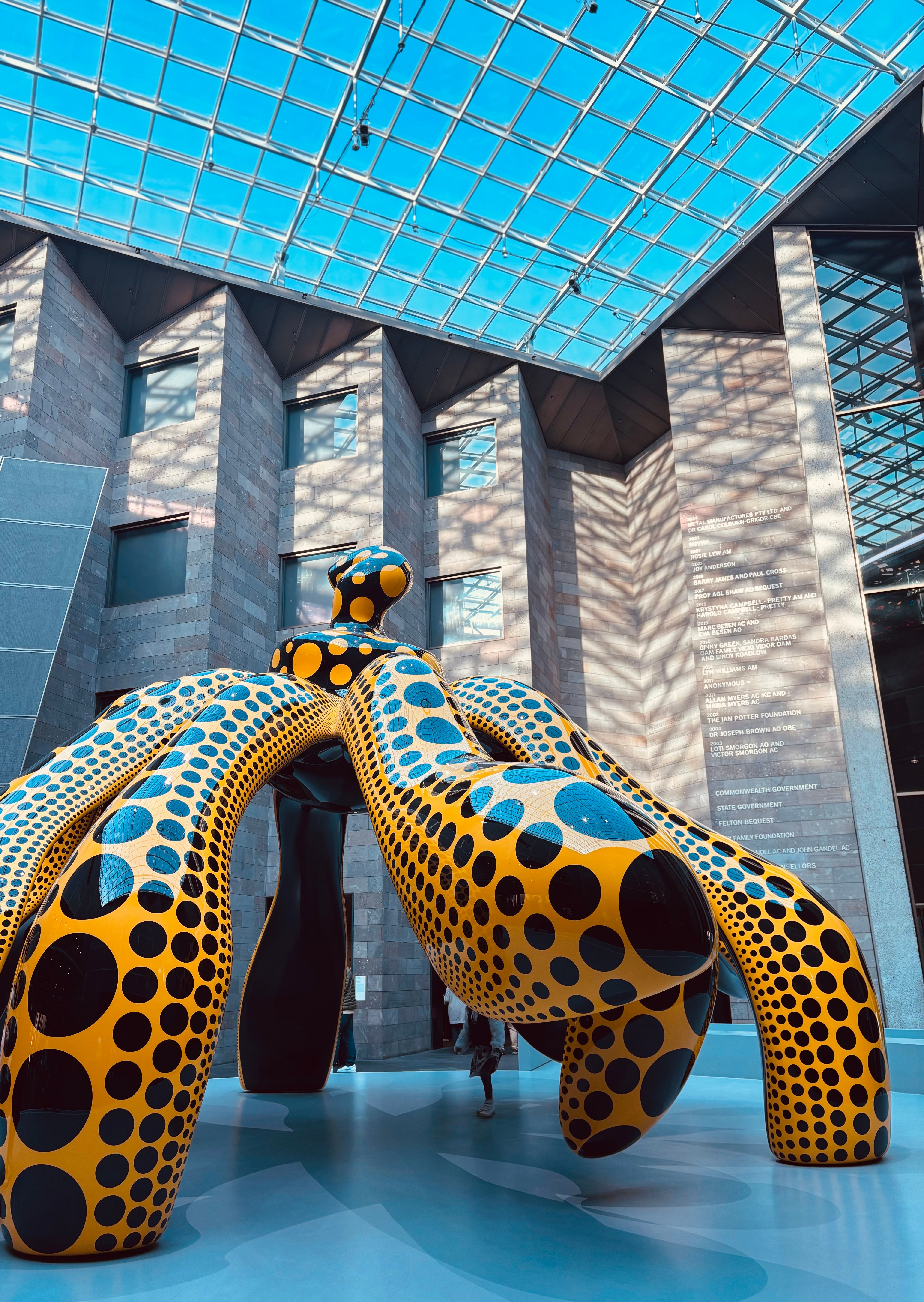 Yayoi Kusamas Kunst in Bildern: Punkte, unendliche Räume und fallische Skulpturen