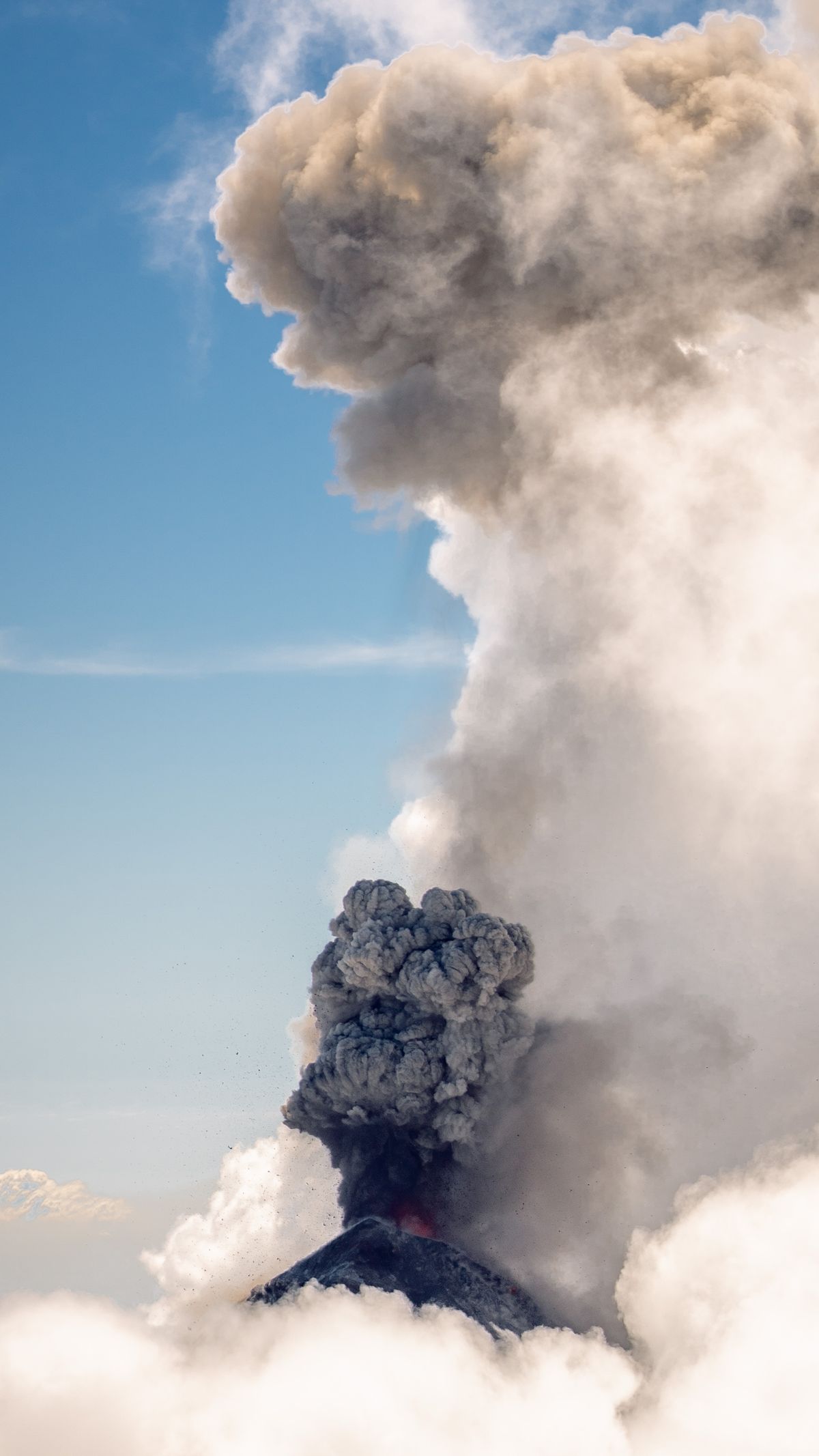 Erupción volcánica lanzando ceniza y humo hacia el cielo