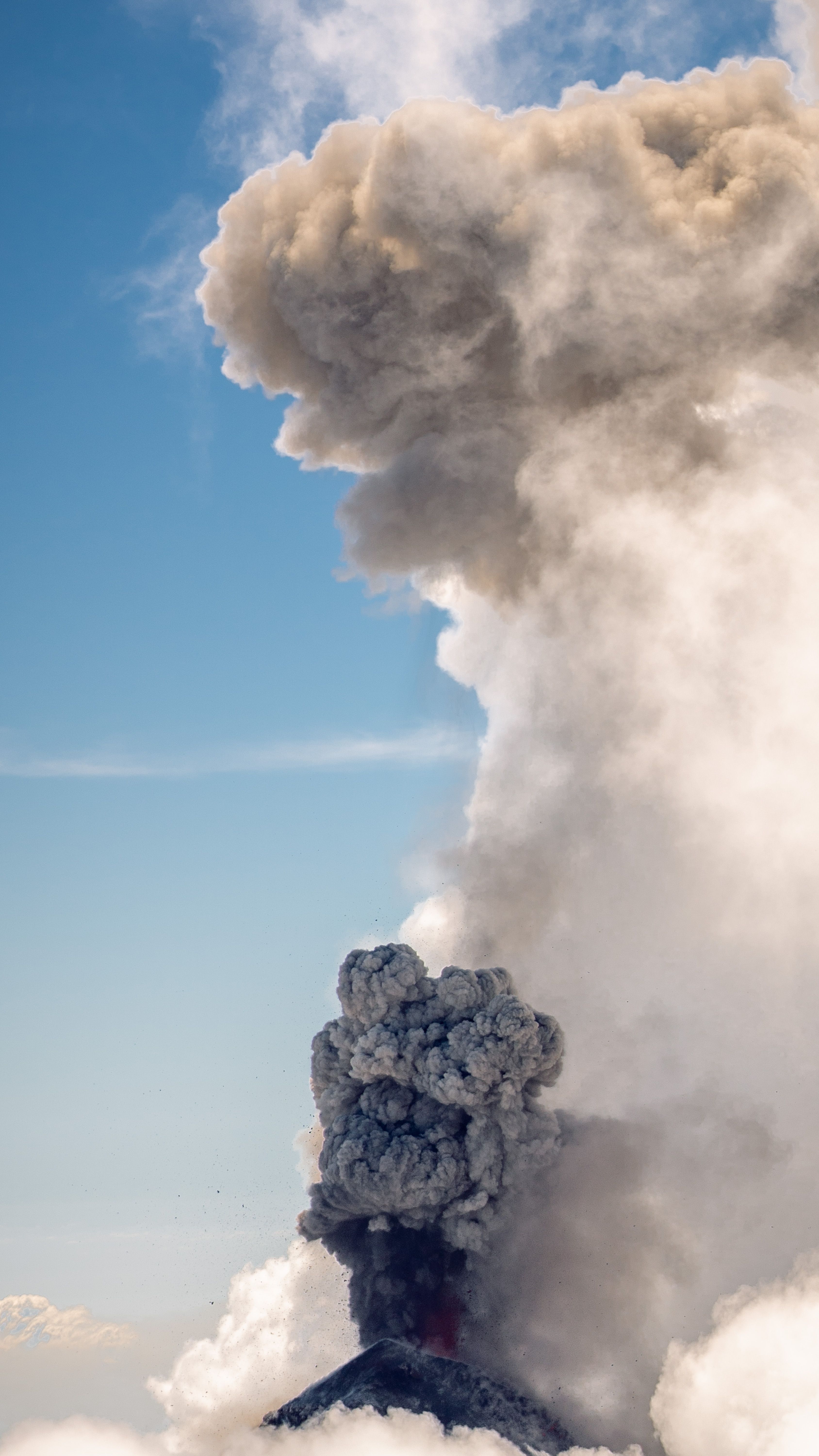 Un vulcano entra in eruzione in Indonesia dopo giorni di intensa attività