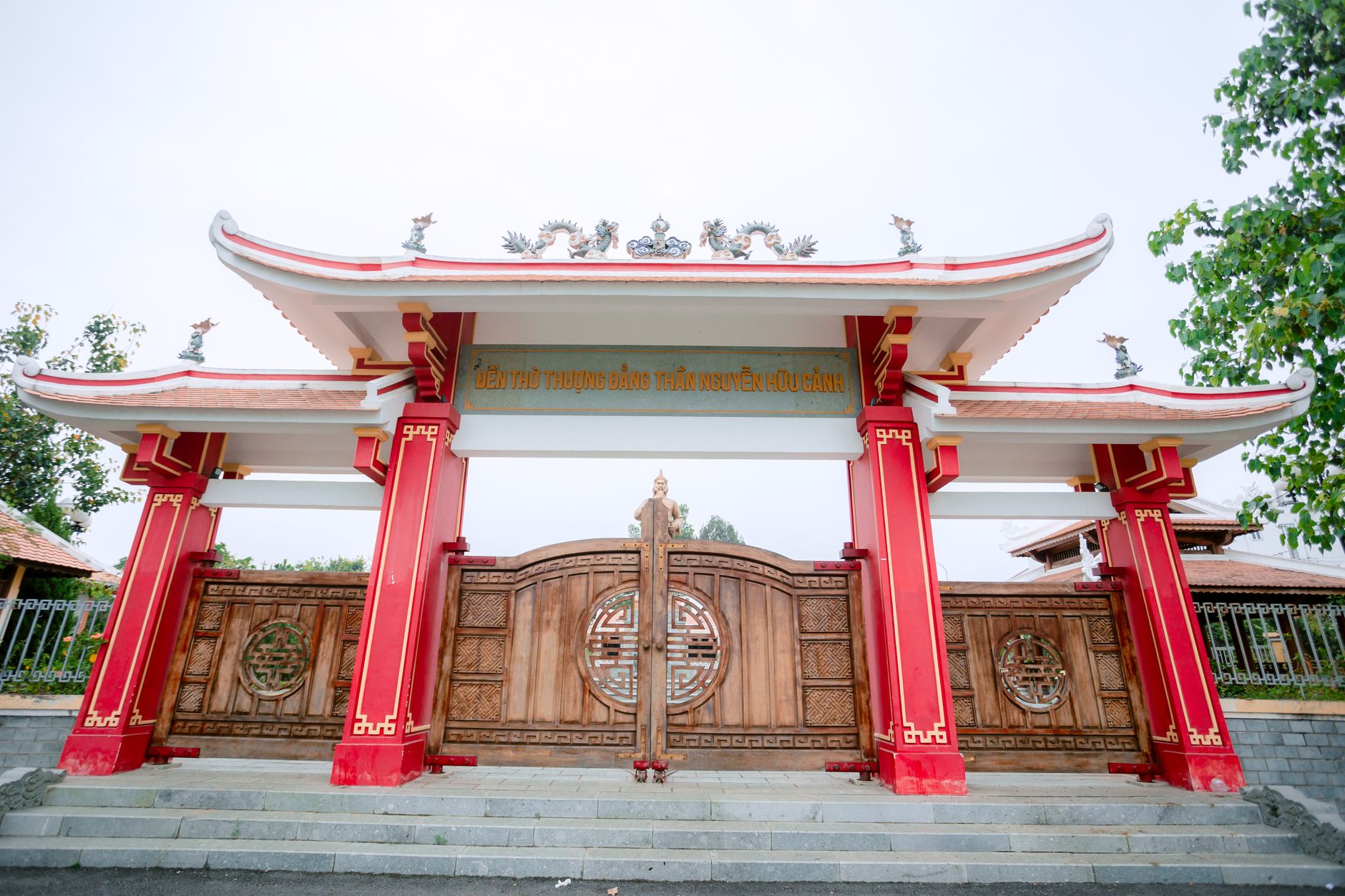 Cổng trang trại đóng kín với nhiều xe máy đỗ ngoài đường trong một đêm cuối tuần yên tĩnh