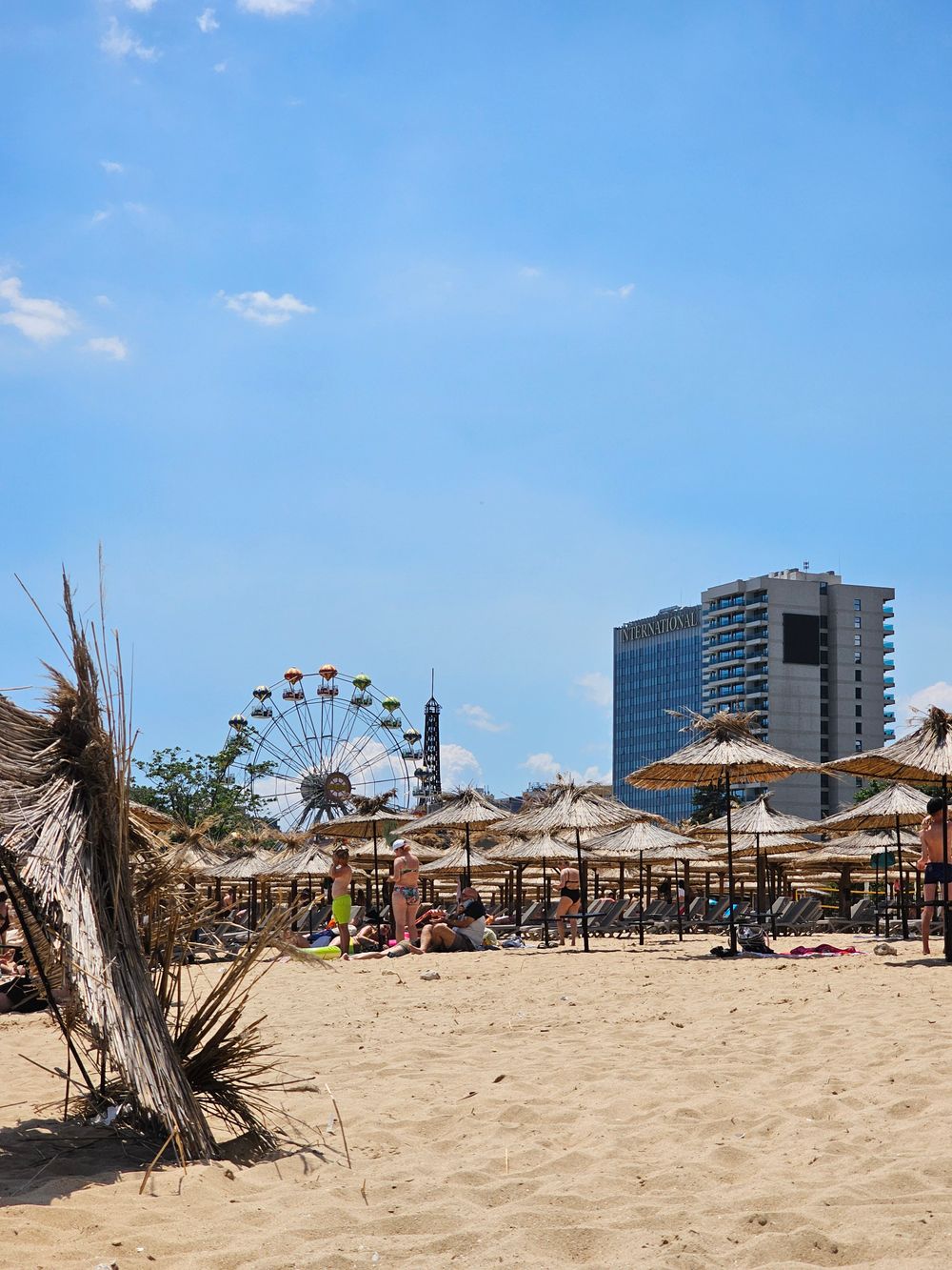 Plajă largă cu nisip pe litoralul bulgăresc al Mării Negre