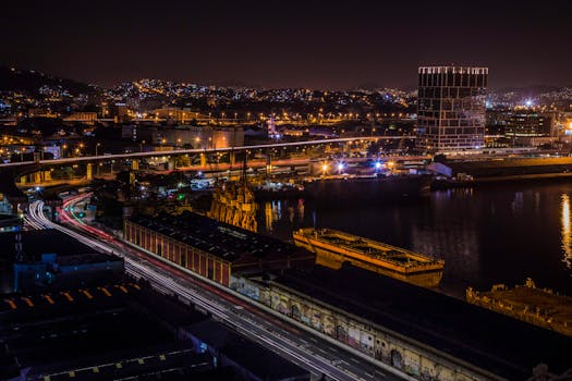 里约热内卢的夜色以明亮的城市景观、高速公路、港口和灯道为特色