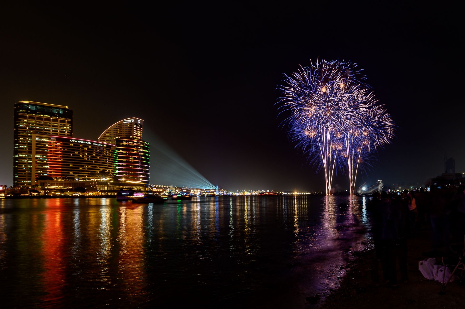Mexicaanse fans bestoken hotel Engeland met vuurwerk en muziek