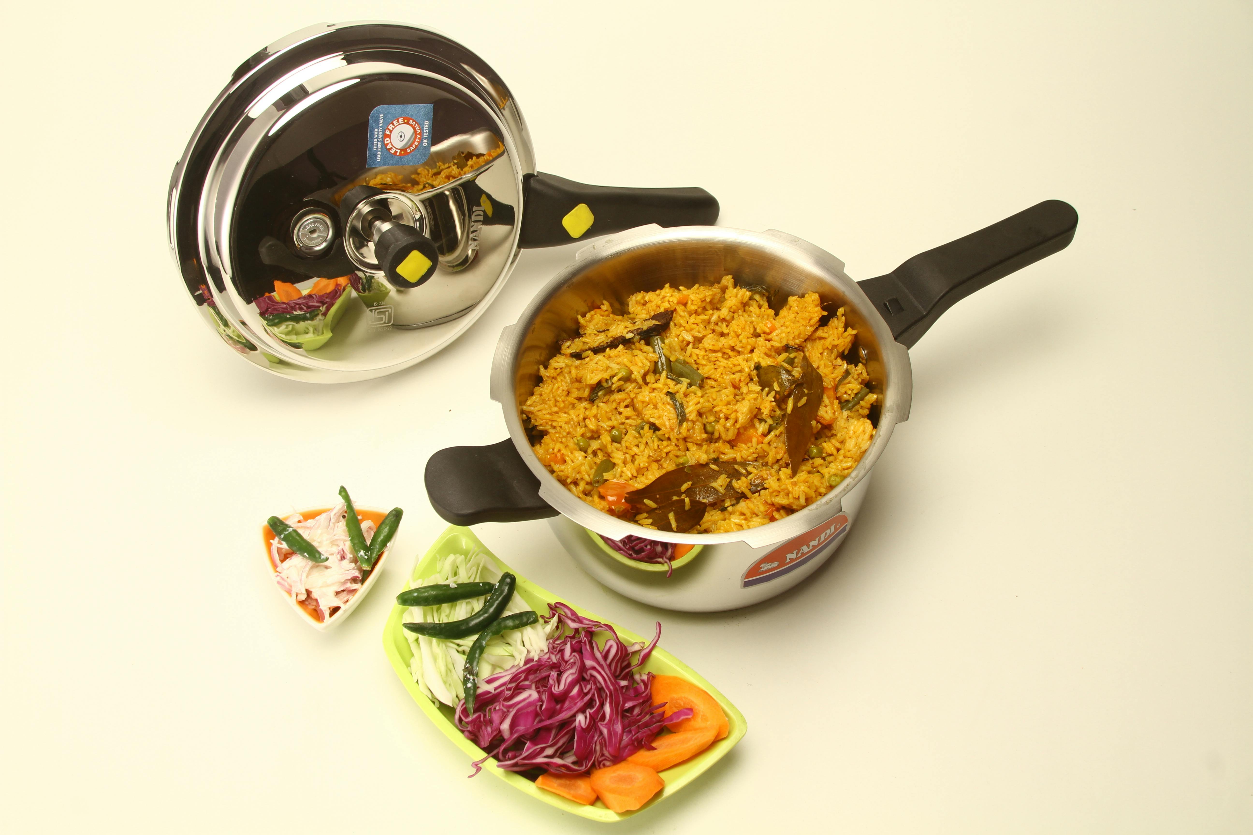 Arroz cocinándose en una olla.