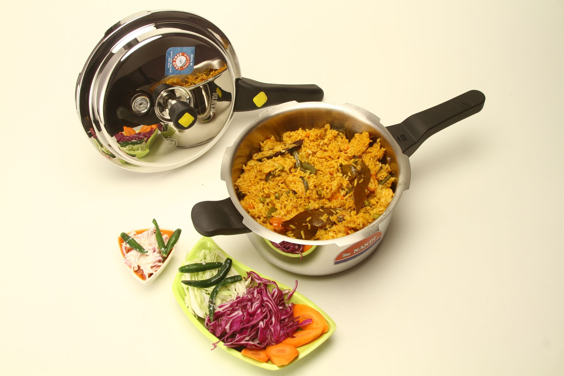 Preparación de arroz. Arroz cocinándose en una olla.