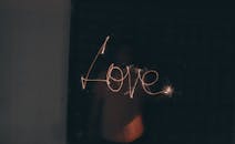 烟花在弱光下写下的“爱”字，画面迷人