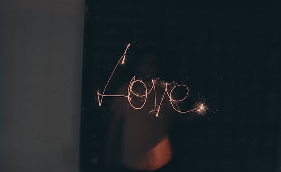 烟花在弱光下写下的“爱”字，画面迷人