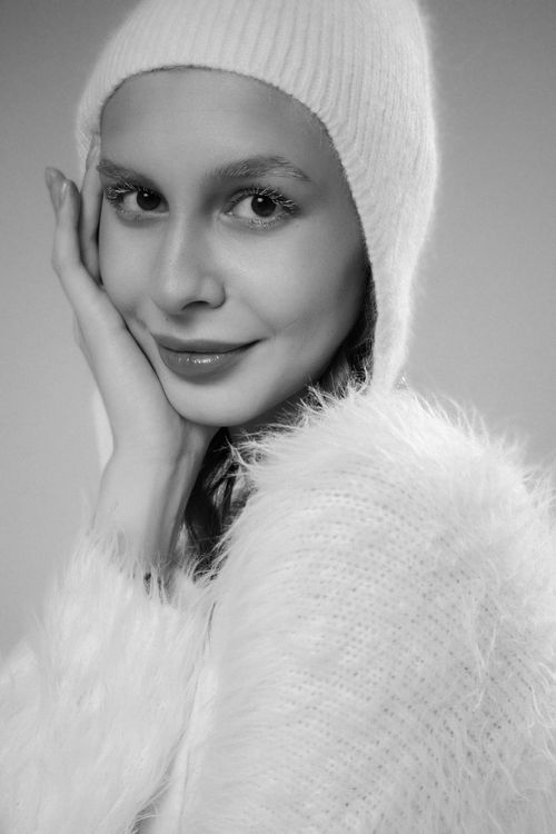 Free Portrait of a woman in a fluffy winter outfit, exuding elegance and warmth. Stock Photo