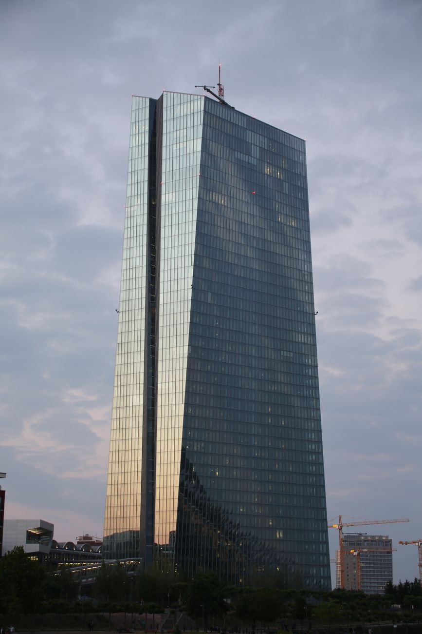 Allianz-Țiriac Asigurări vinde două foste sedii din București