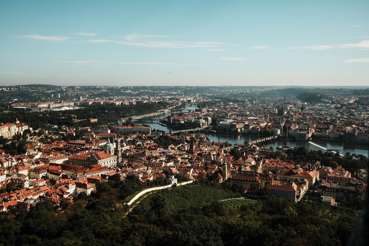 Oras istoric cu pod de piatra peste rau, vazut din aer