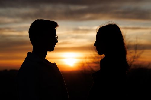 Free Silhouette of a couple in love at sunset, creating a romantic and intimate atmosphere. Stock Photo