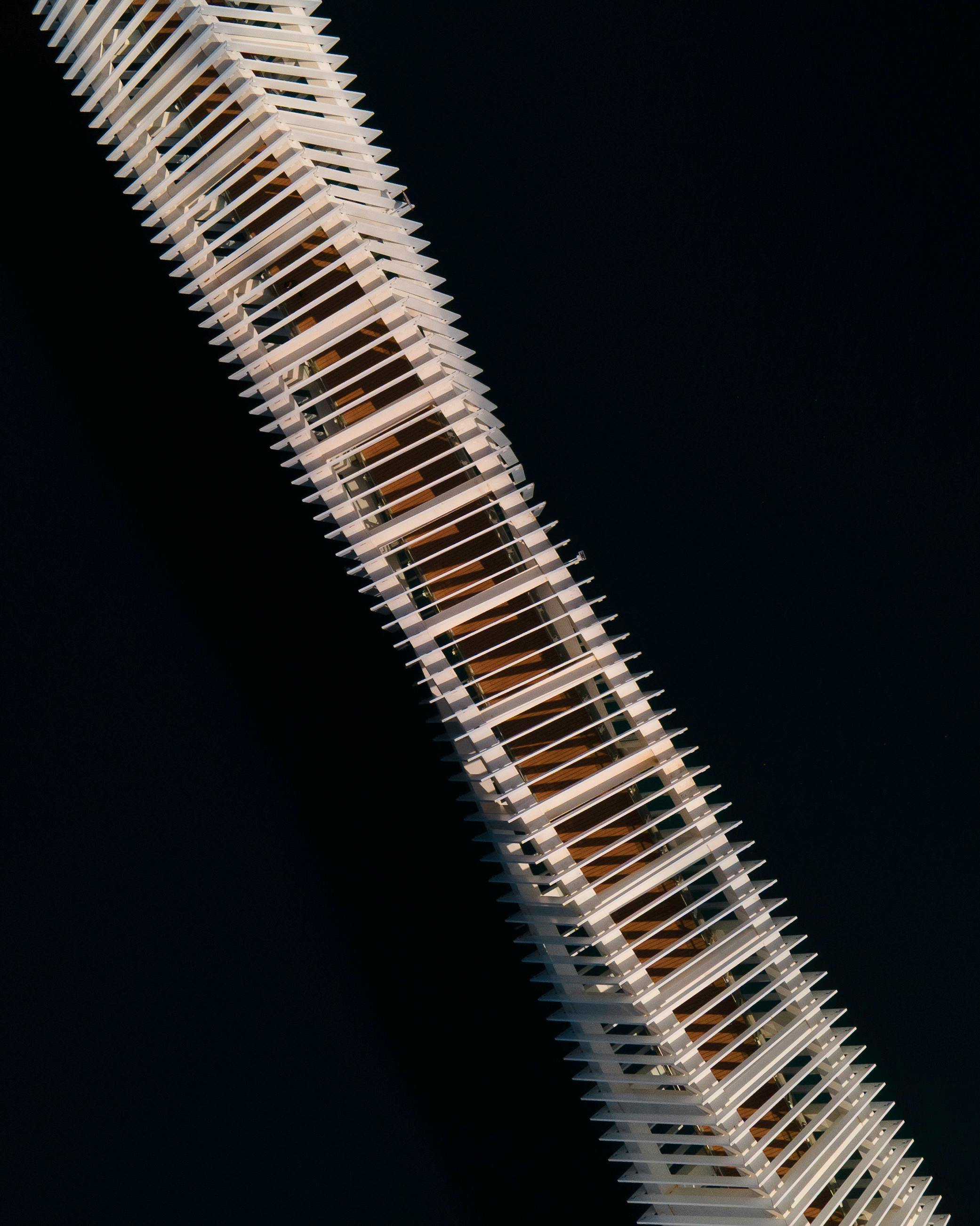 bezplatná Unikátní letecký snímek ikonického mrakodrapu s úchvatnou architekturou v Dubaji ve Spojených arabských emirátech. Základová fotografie