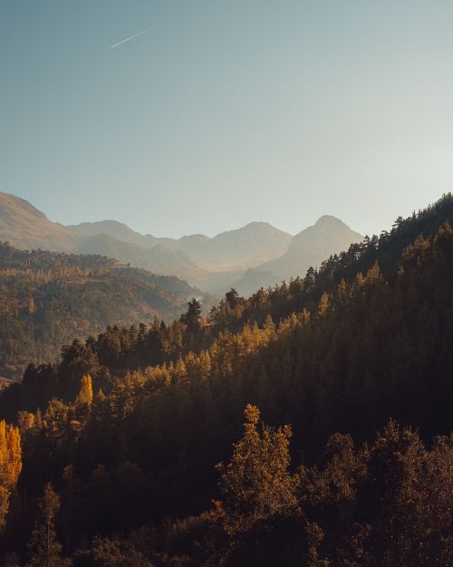 Free Scenic view of mountains and forest during sunset in Antalya, Türkiye. Perfect for travel and nature enthusiasts. Stock Photo