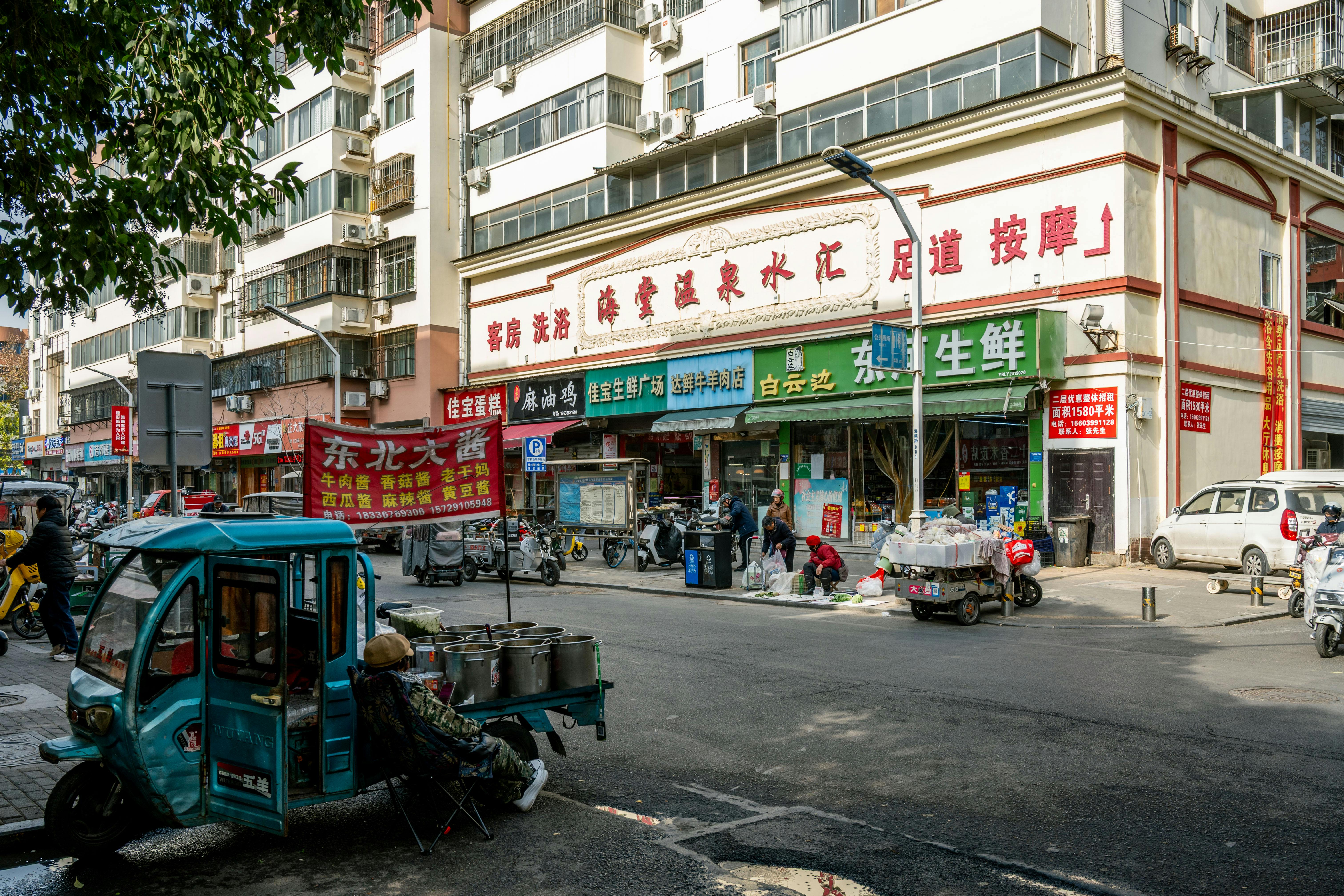 Addmotor E-325 Electric Cargo Bike: A New Era of Mobility for Families, Commuters, and Small Businesses — Photo by Bingqian L