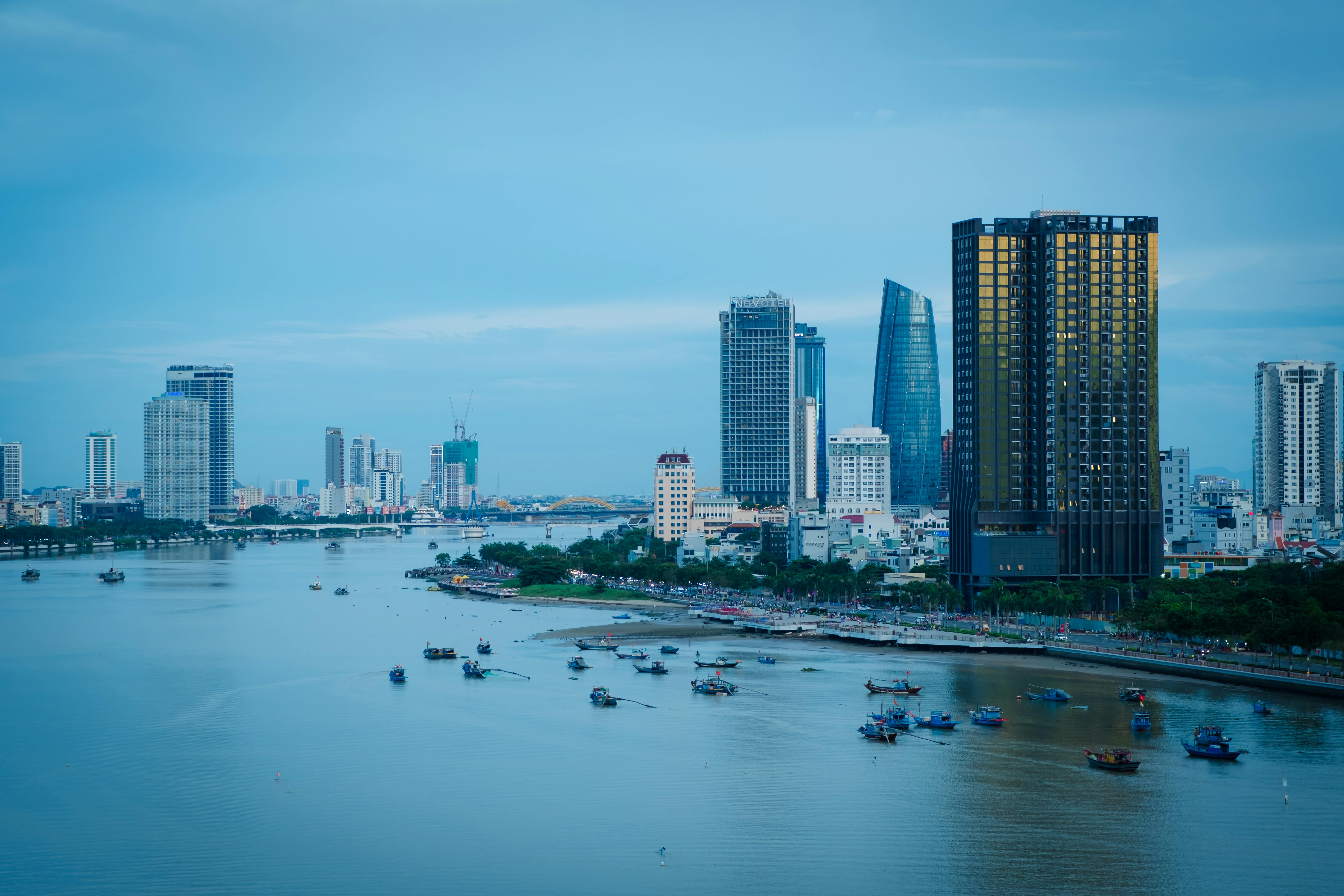 新思科技獲升評，華納兄弟遭降評，華爾街分析師最新投資動向解析