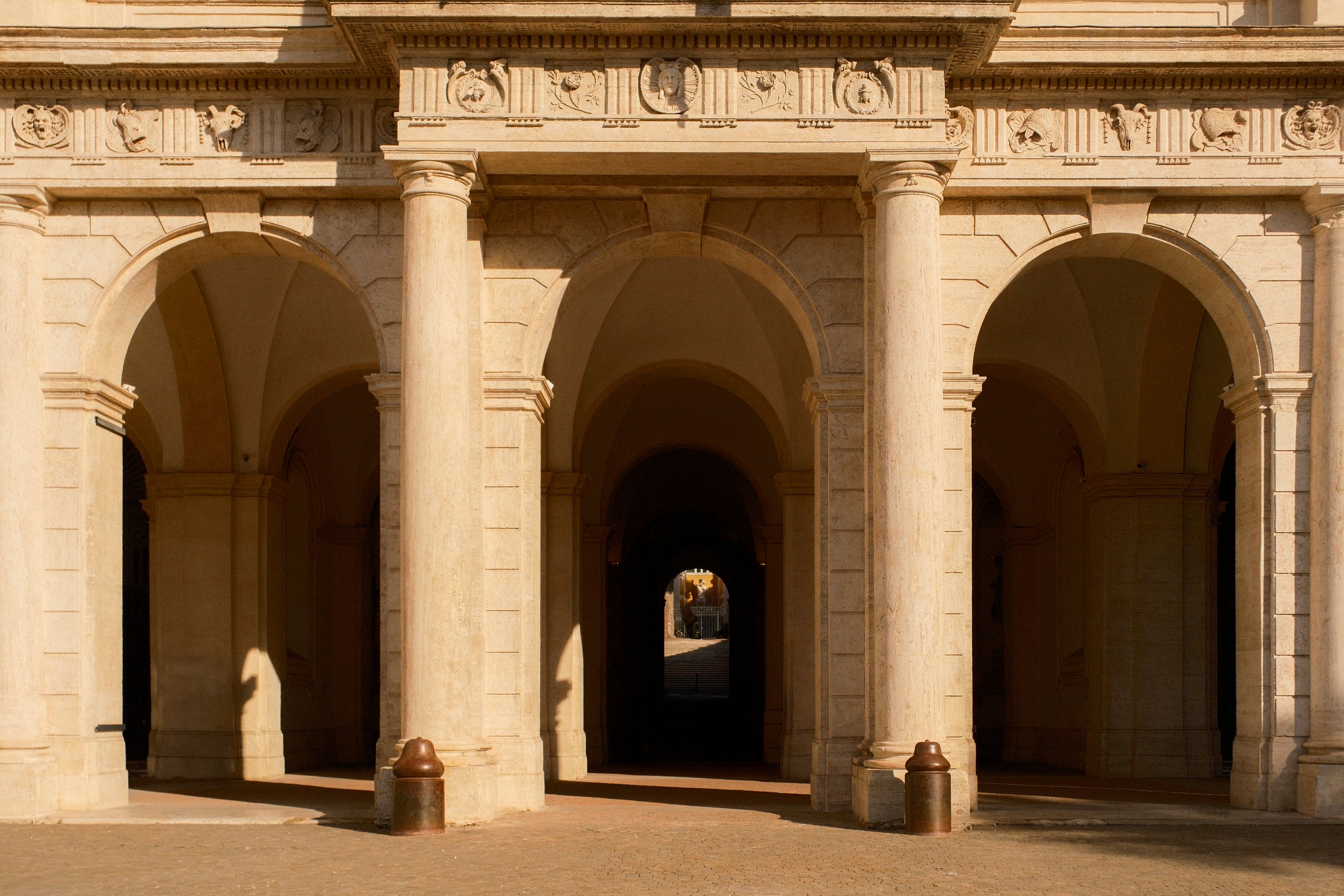 Colonnes Et Arches Architecturales élégantes De La Renaissance · Photo ...