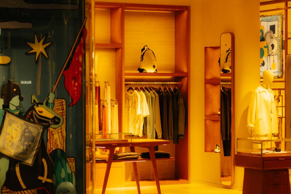 Interior butik Addierose dengan pencahayaan lembut Interior butik Addierose dengan pencahayaan lembut