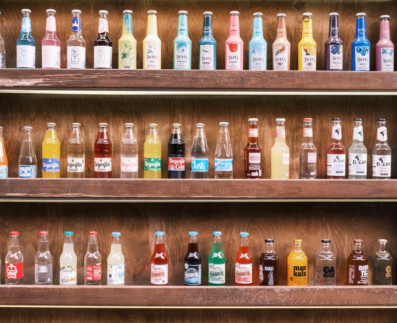 Varie bottiglie di profumi in esposizione