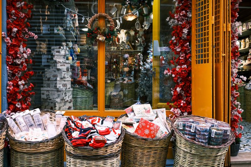 Festive storefront display with wrapped gifts and baskets — photo by Onur on Pexels
