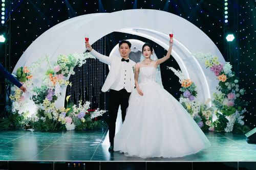 Free A bride and groom celebrating their wedding indoors with floral decorations. Stock Photo