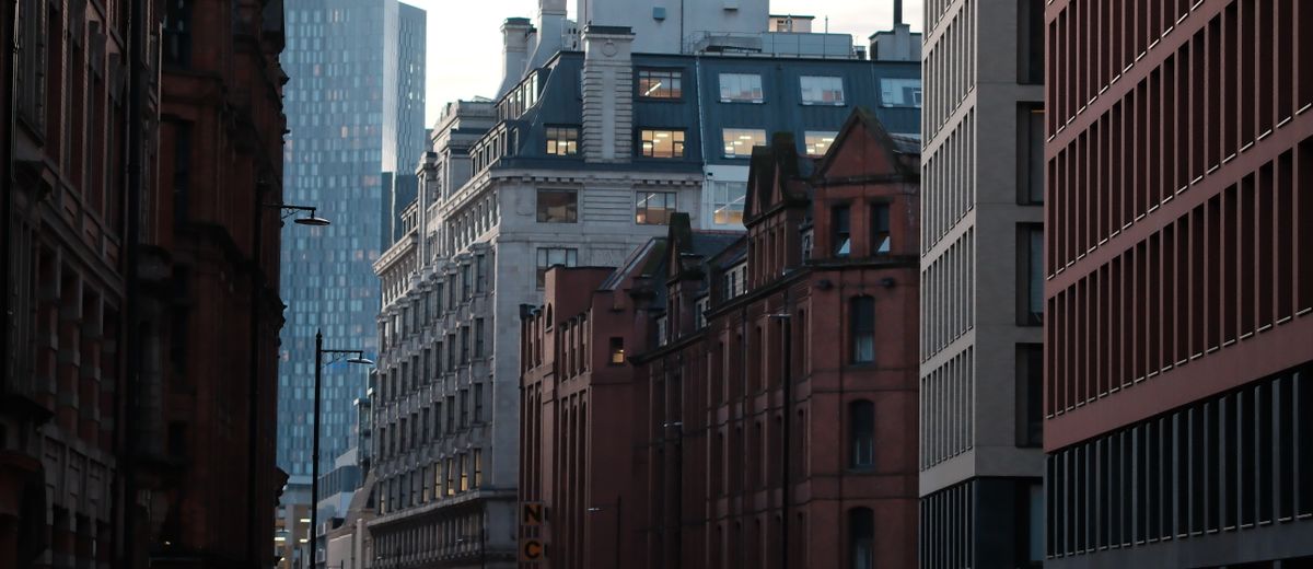 Calle de Mánchester al anochecer