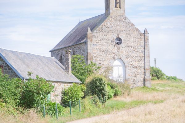 Chapelle en granit avec rosace et clocher-mur sur un coteau