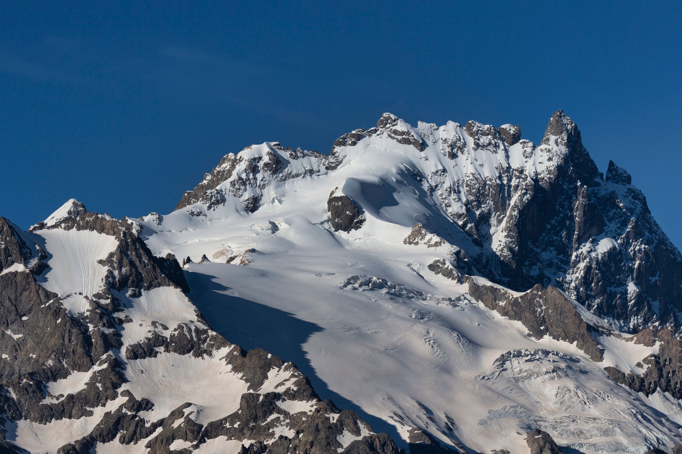 Les Sommets Enneigés De La Meije Dans Les Alpes Françaises · Photo gratuite