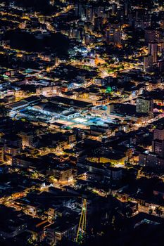 Night view of Poços de Caldas, highlighting city lights and urban landscape.