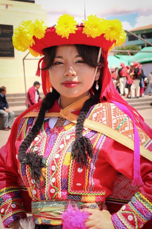 Free Young woman in vibrant Peruvian traditional attire in Cusco, Perú. Stock Photo