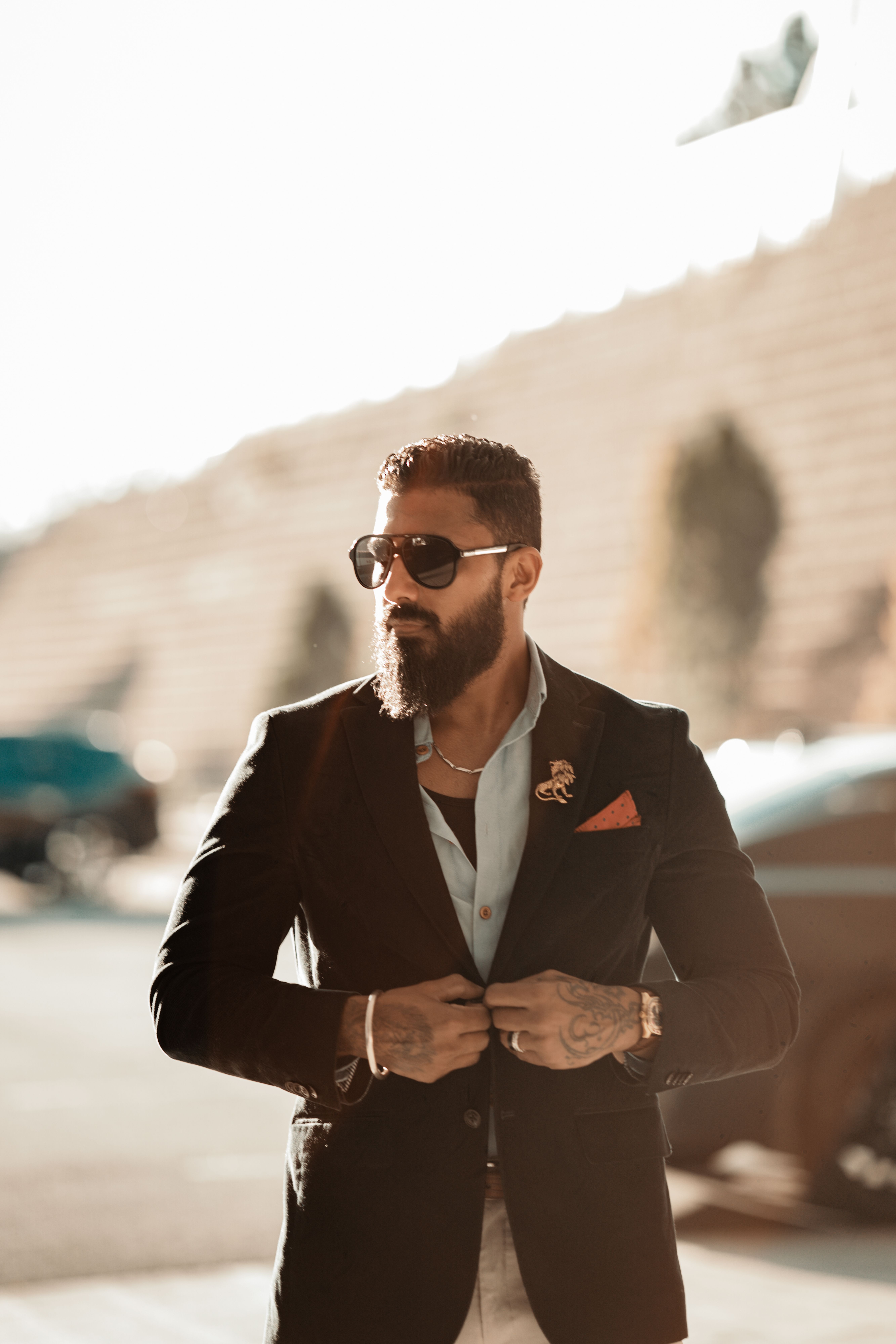 Hombre Barbudo Elegante Ajustándose El Traje Al Aire Libre · Foto de ...
