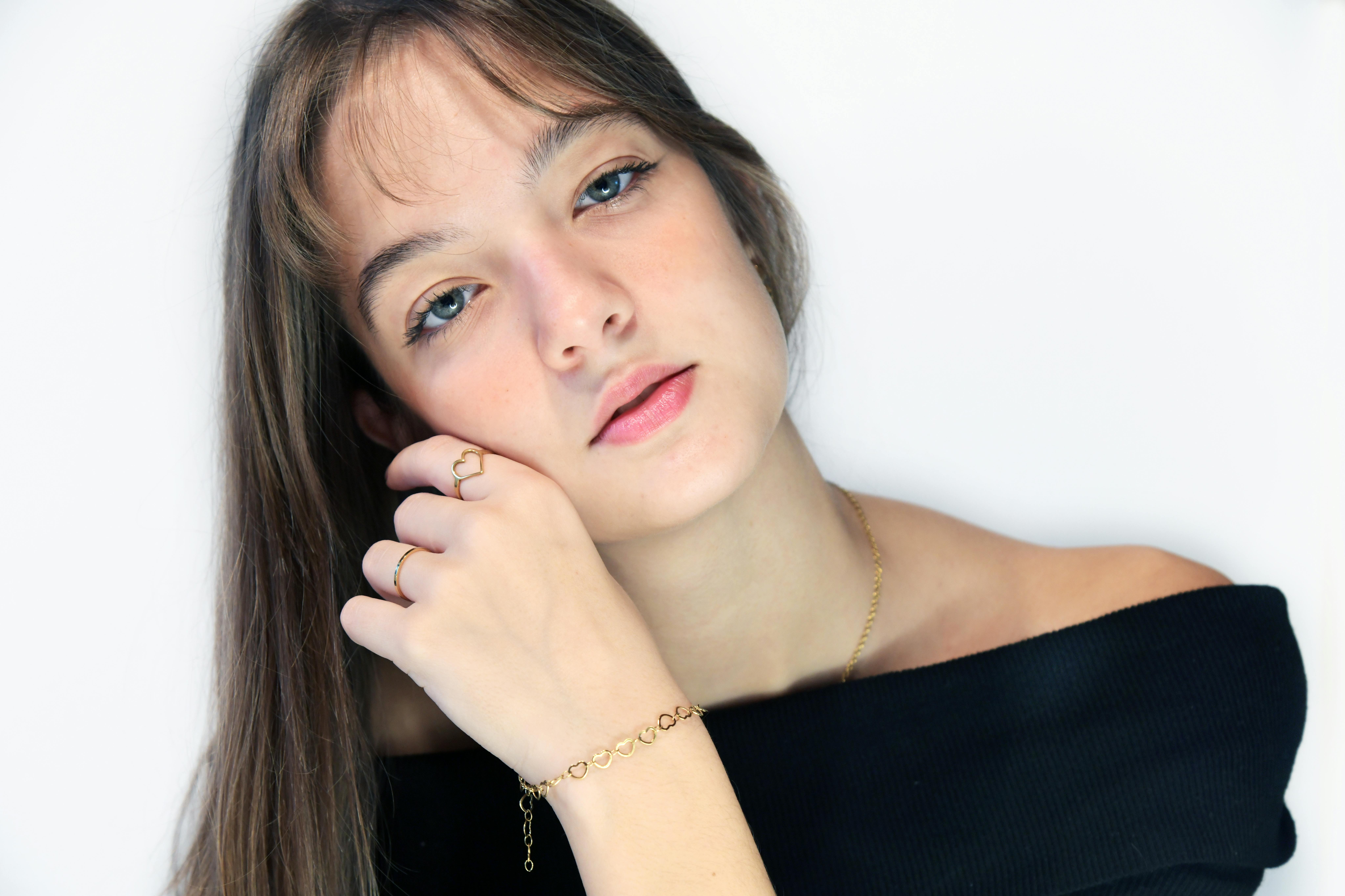 Miễn phí Chân dung cận cảnh một phụ nữ da trắng trẻ tuổi đeo đồ trang sức bằng vàng, toát lên vẻ thanh lịch. Ảnh lưu trữ