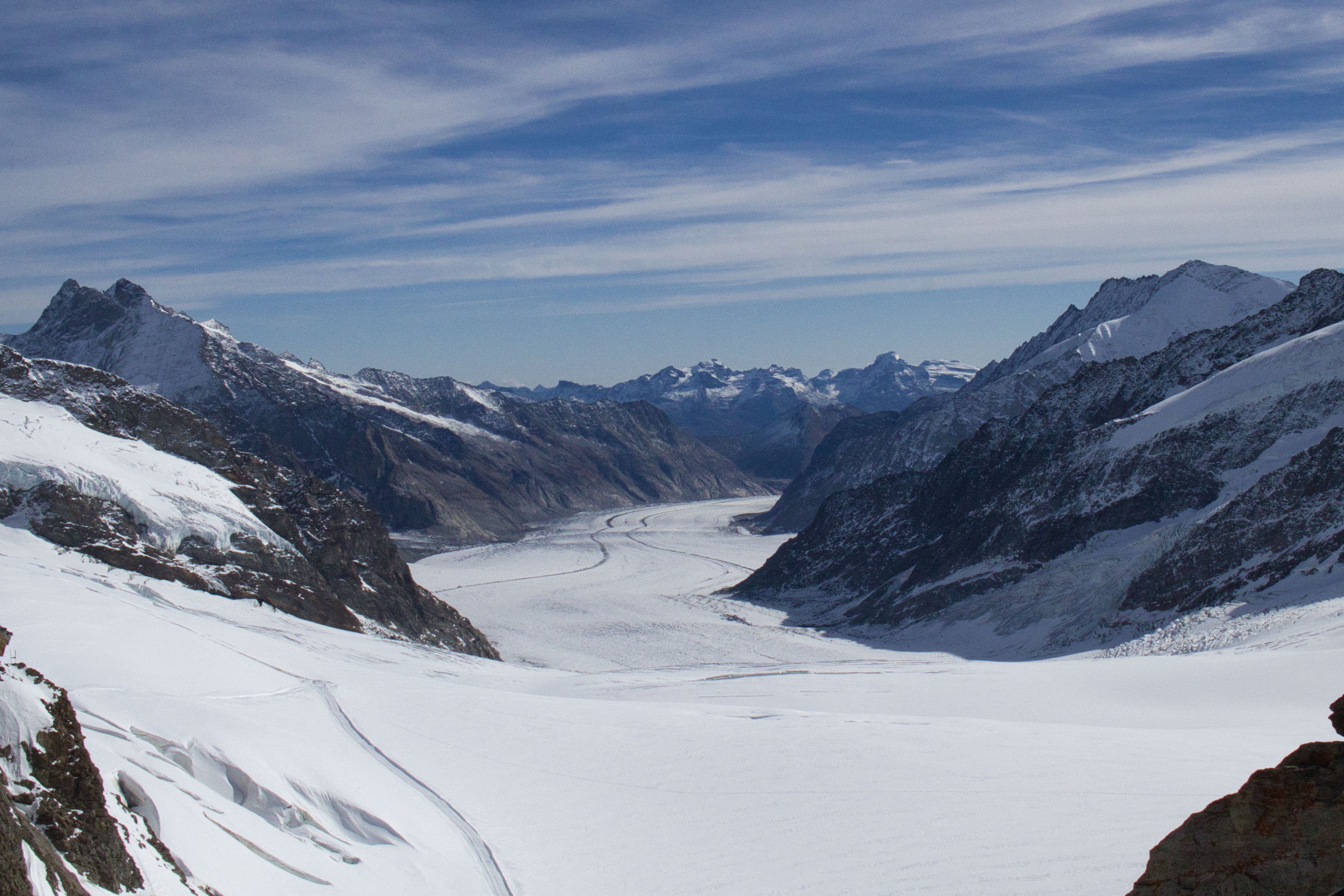 Stunning view of snowy peaks and glaciers in Lauterbrunnen, Switzerland. - Berna
