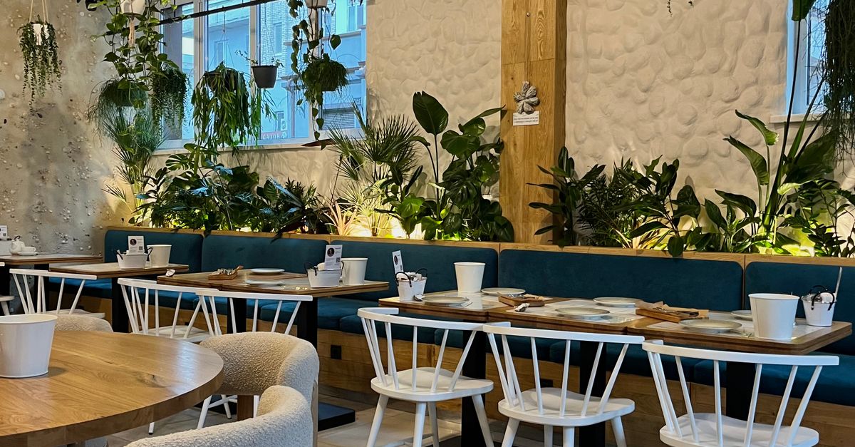 Modern Botanical Restaurant Interior with Greenery · Free Stock Photo