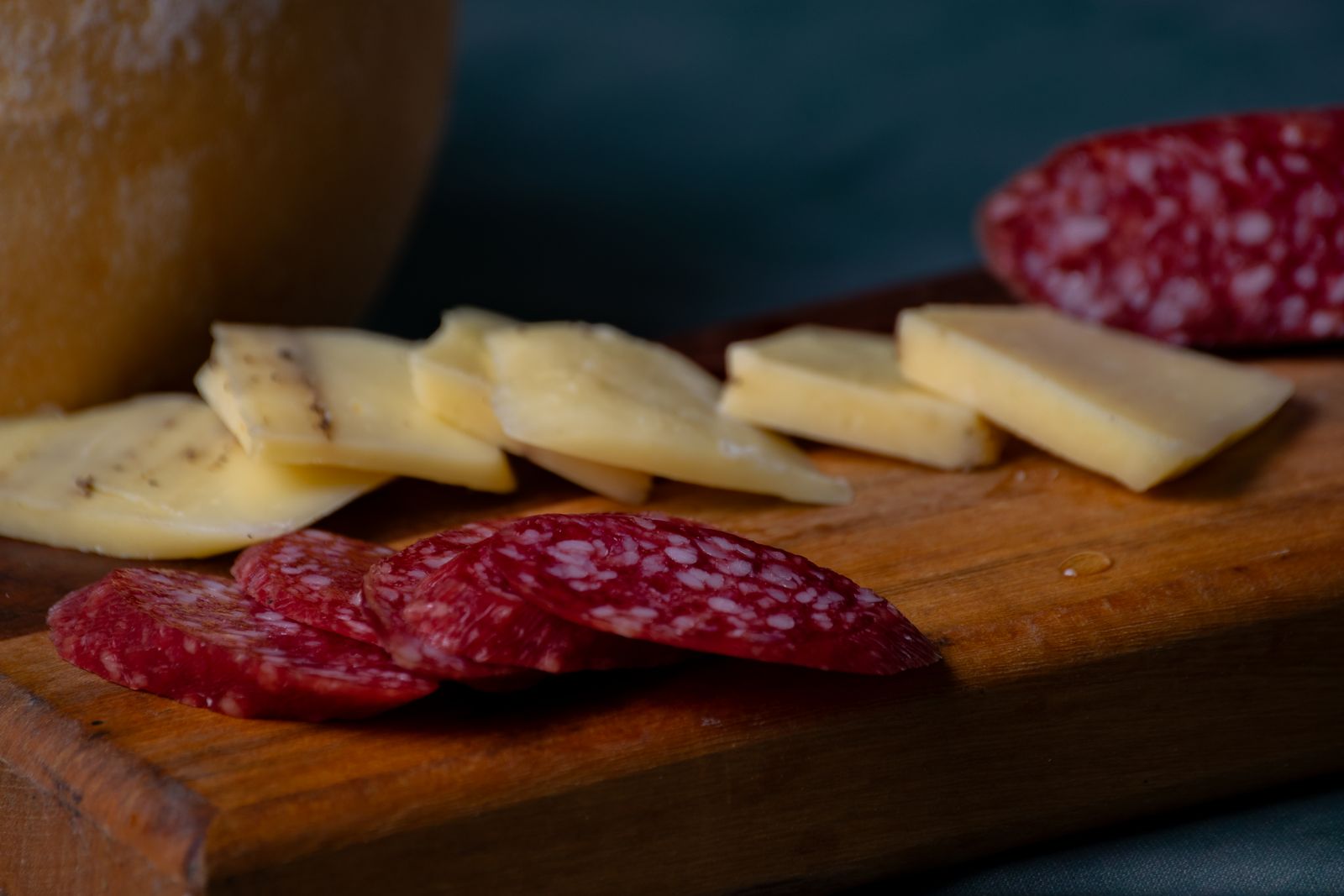 Pecorino e salumi su un tagliere di legno