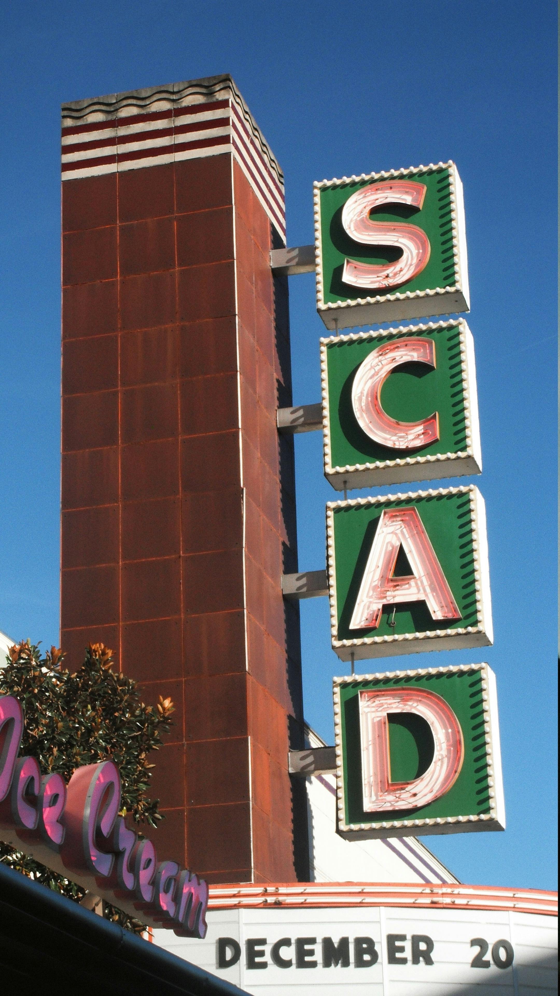 Gratuit Semn emblematic al teatrului SCAD pe fundalul cerului albastru din Savannah, Georgia, care prezintă arhitectura locală. Fotografie de stoc