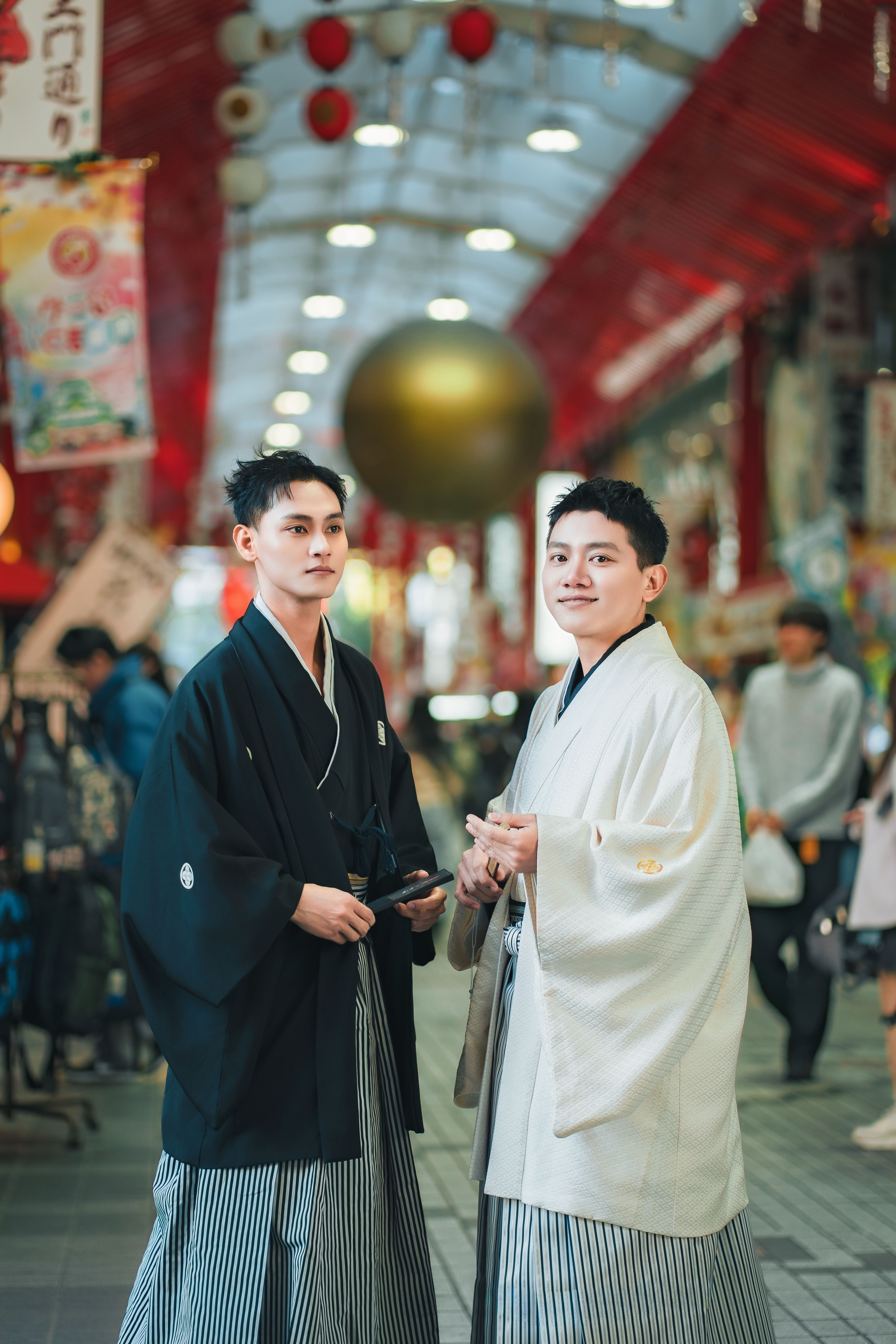 Hombres Con Kimono Tradicional En Un Concurrido Mercado Japonés · Foto ...